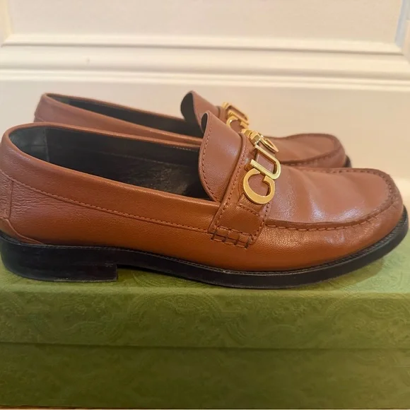 Gucci women’s Cara loafers in papaya brown leather with Gold “GUCCI” accent - Picture 3 of 6